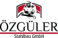 Logo der Firma "ÖZGÜLER Stahlbau GmbH" mit stilisiertem Hammer und Zange.